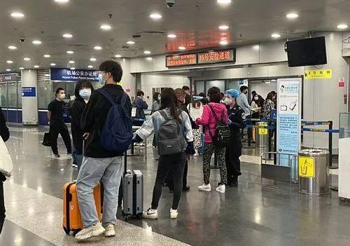 长江传感小方型光电式传感器CPY系列检测可靠精准，检测距离2m，帮助旅客随身行李高效过检2