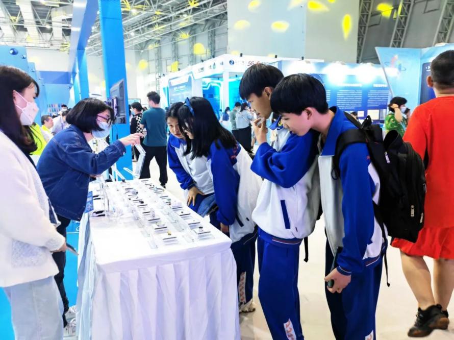 奥松电子携温湿度传感器、气体传感器、流量传感器等二十余款MEMS智能传感器亮相广东科普嘉年华5
