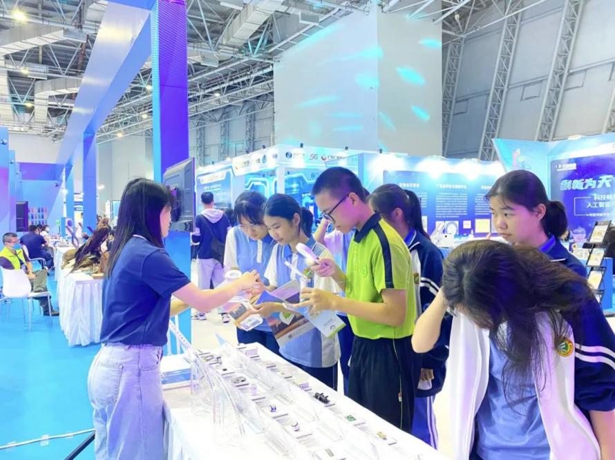 奥松电子携温湿度传感器、气体传感器、流量传感器等二十余款MEMS智能传感器亮相广东科普嘉年华6