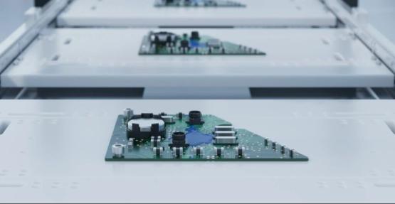深视智能点光谱共焦位移传感器攻克汽车PCB板三防漆涂覆层厚度检测难题