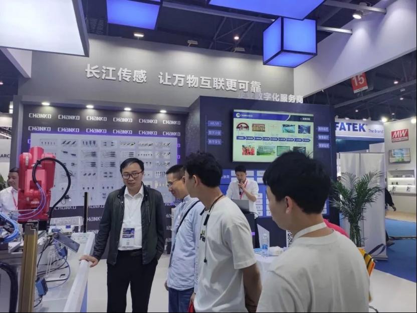 长江传感携搭载RS485通讯功能的光纤传感器和光幕传感器亮相成都工博会，助力制造企业数字化转型9