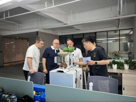全球顶尖自动化跨国集团一行到访电磁阀定位器实验室，参观最新研发的AI阀门定位器产品现场演示！
