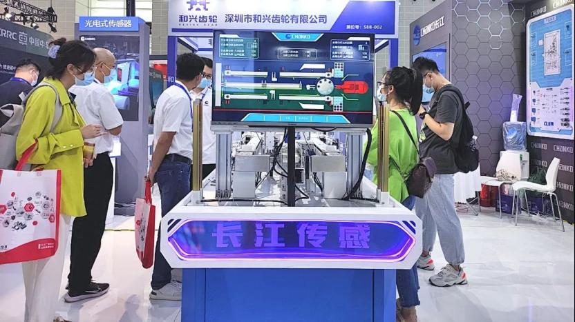 长江传感携自主研发生产的光电式、电感式、电容式等传感器产品及传感技术亮相天津中国工业博览会3