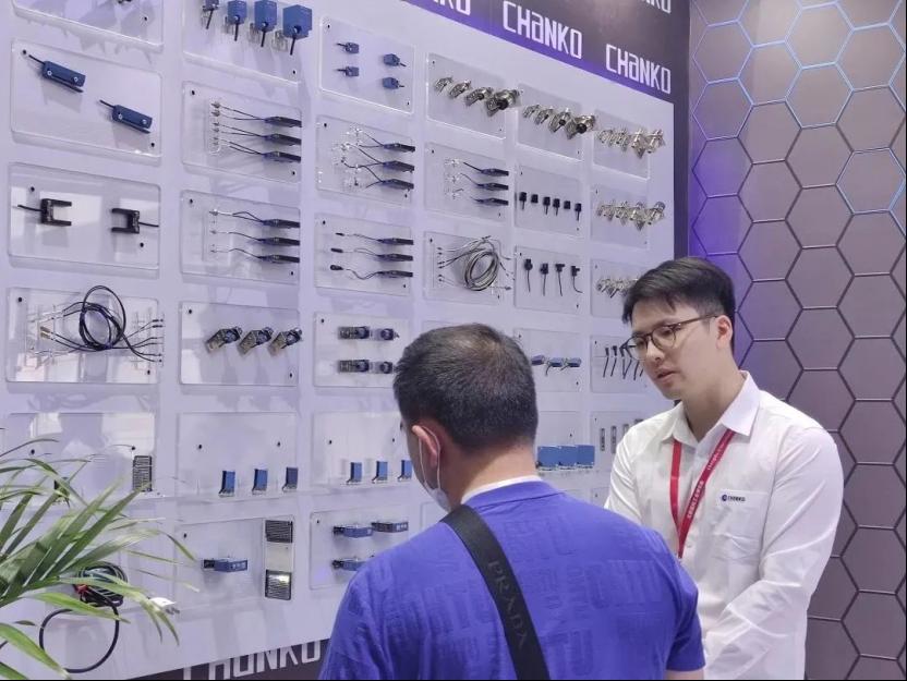 长江传感携搭载RS485通讯功能的光纤传感器和光幕传感器亮相成都工博会，助力制造企业数字化转型16