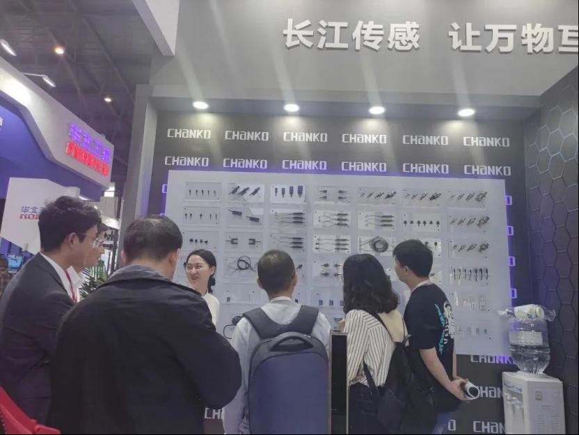 长江传感携搭载RS485通讯功能的光纤传感器和光幕传感器亮相成都工博会，助力制造企业数字化转型11