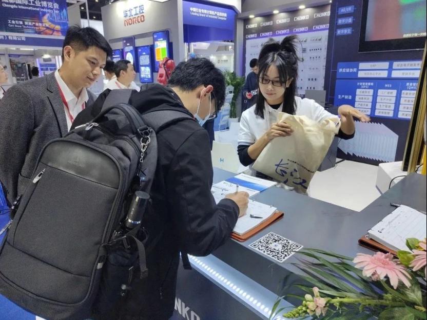 长江传感携搭载RS485通讯功能的光纤传感器和光幕传感器亮相成都工博会，助力制造企业数字化转型12